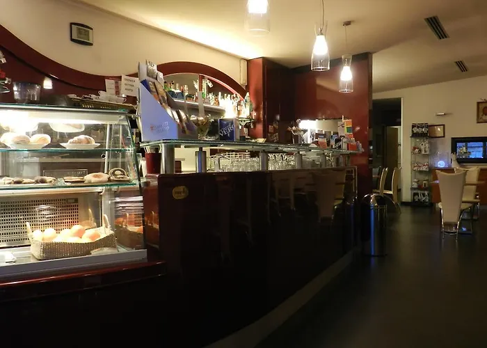 イン Trattoria Caffe Cavour チッタデッラ