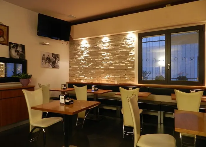 אורחן Trattoria Caffe Cavour